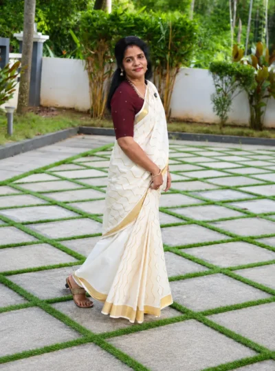 Premium Mul Cotton Saree with Zig-Zag Golden Thread Weaving-LYK 7155